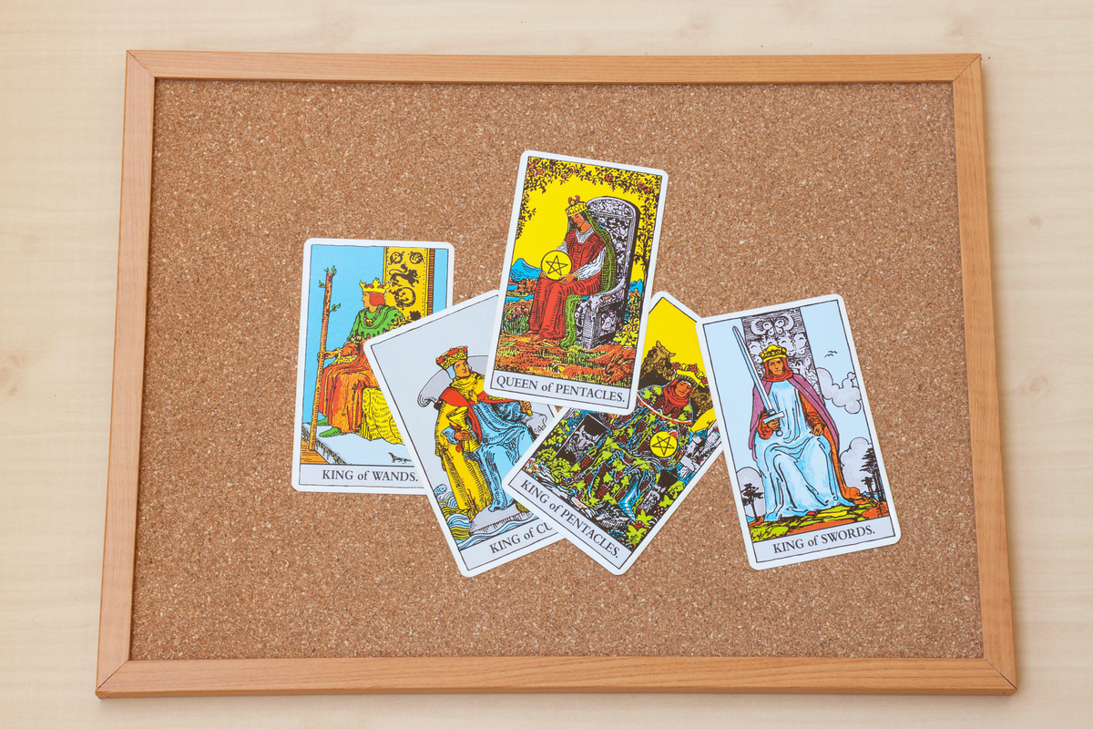 Carta Rei de Ouros com outras cartas do Tarot.