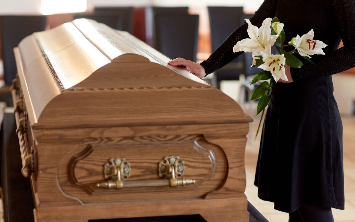 Mulher no funeral de seu marido falecido.