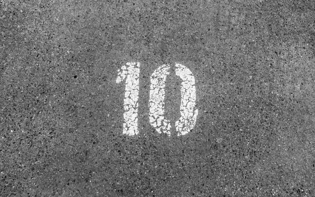 Número 10 pintado em asfalto.