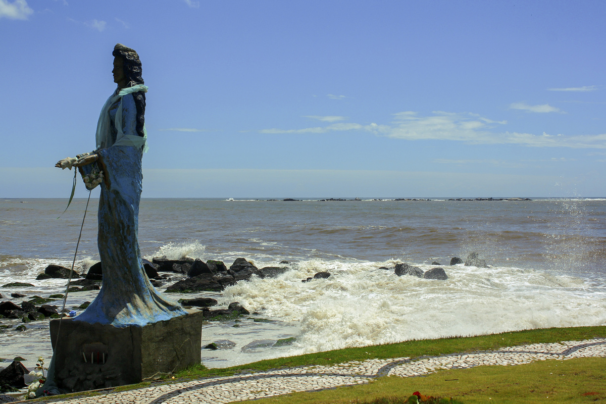 Estátua de Iemanjá virada para o mar