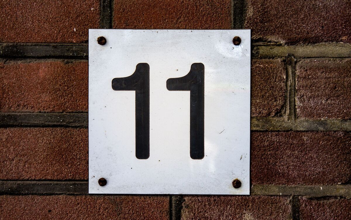 Número 11 marcado em placa.