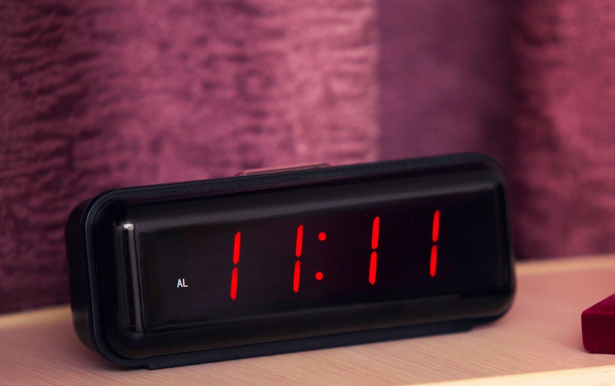 Horas iguais 11:11 marcadas em relógio eletrônico.