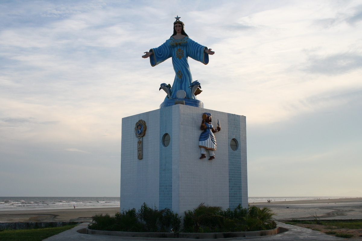 Estátua de Iemanjá colocada no alto de altar, em frente à praia. 