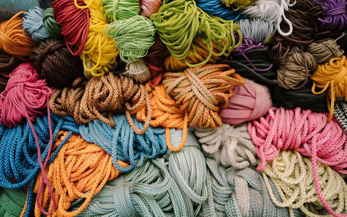 Cordas de diferentes tipos e cores.