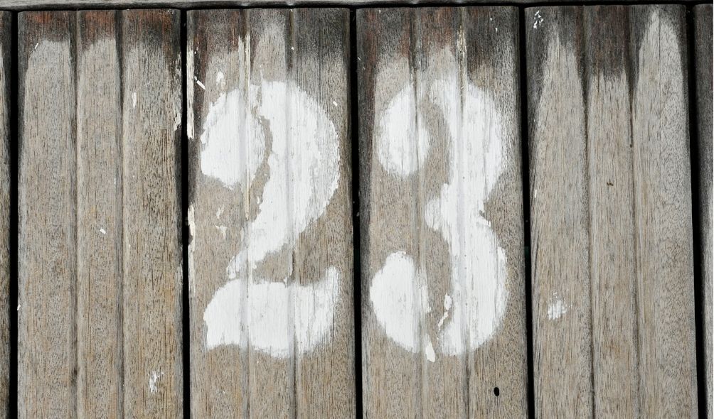 Número 23 pintado em madeira