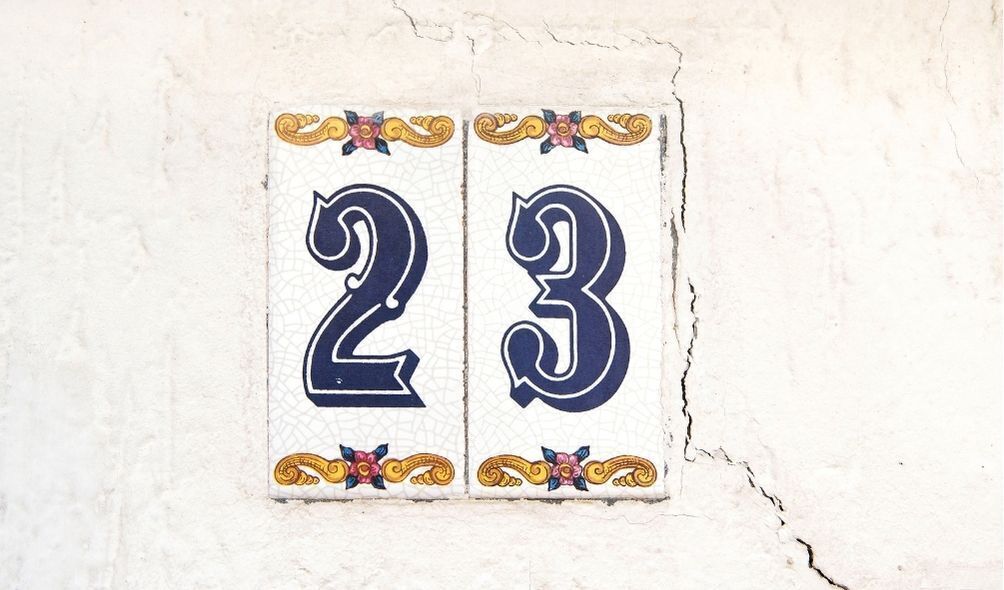 Número 23 em azulejo
