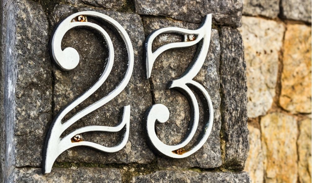 Número 23 pregado em parede de pedra