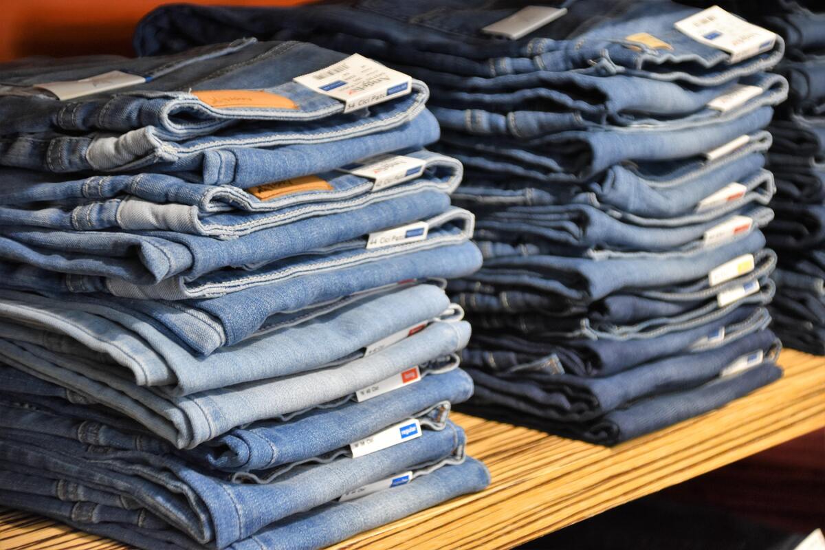 Pilha de diferentes tipos de calças jeans. 