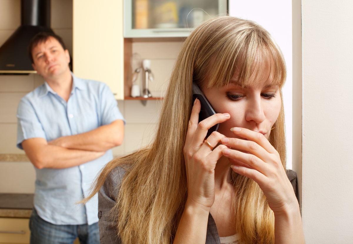 Mulher traindo o marido pelo telefone