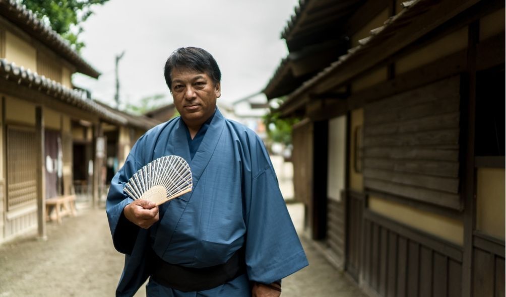Homem japonês segurando um leque