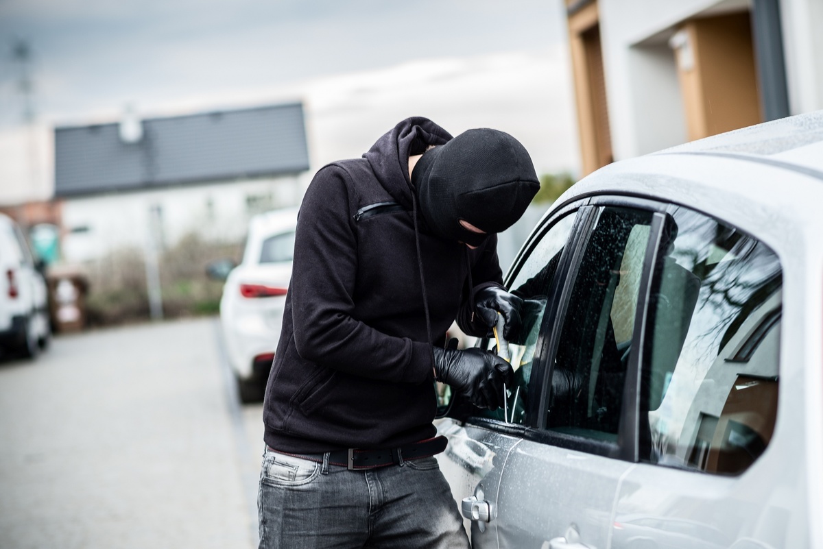 Ladrão realizando roubo de carro