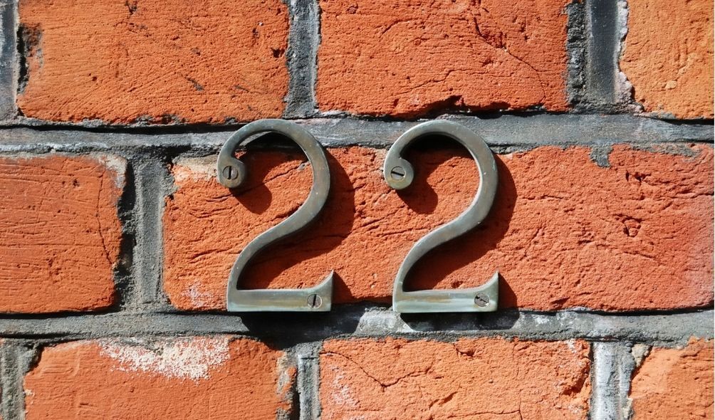 Número 22 em parede de tijolo