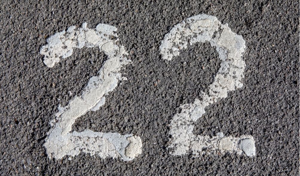 Número 22 pintado no asfalto
