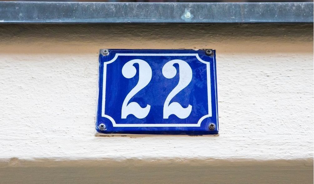 Número 22 em azulejo azul