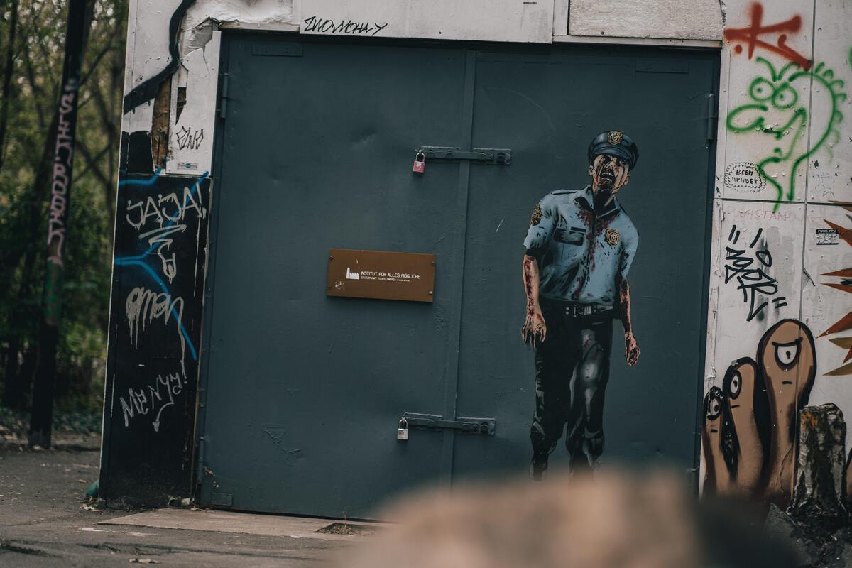 Pintura de Zumbi vestido de policial em uma porta.