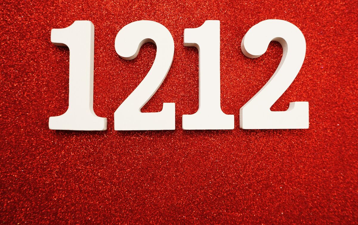 Número 1212 sobre fundo vermelho.