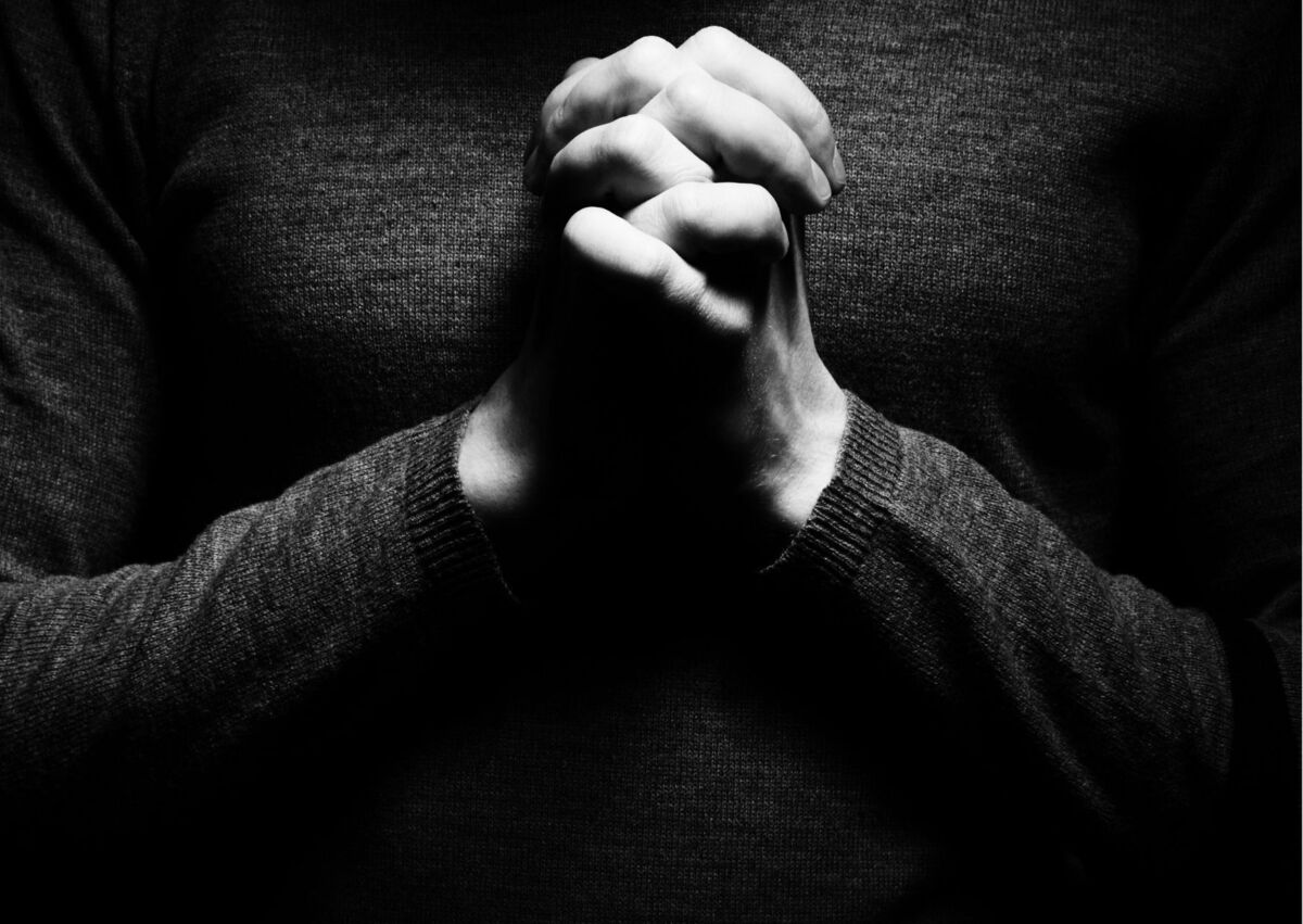 Mãos em pose de oração