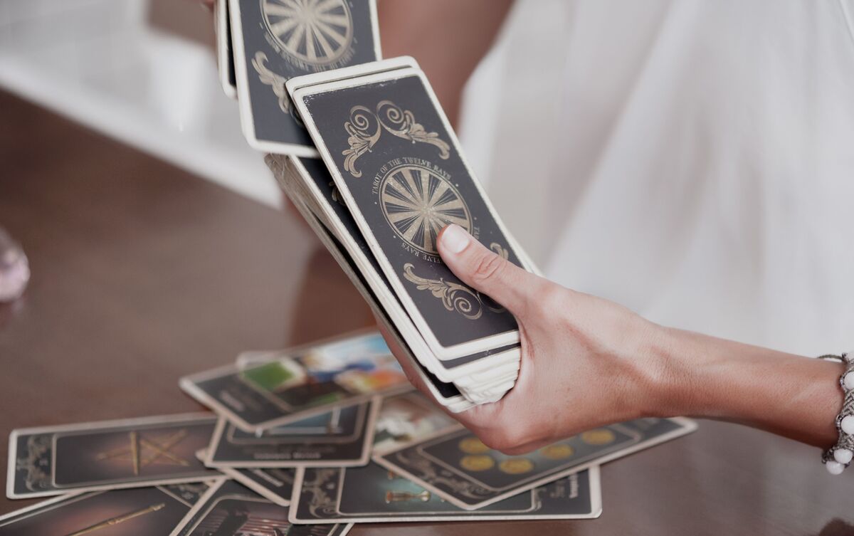 Mulher fazendo tiragem de combinações de cartas no Tarot.