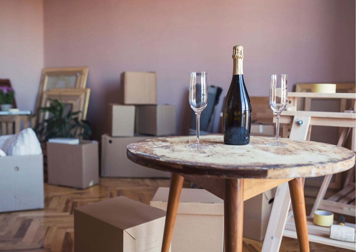 Imagem de uma sala com caixas e Champagne na mesa