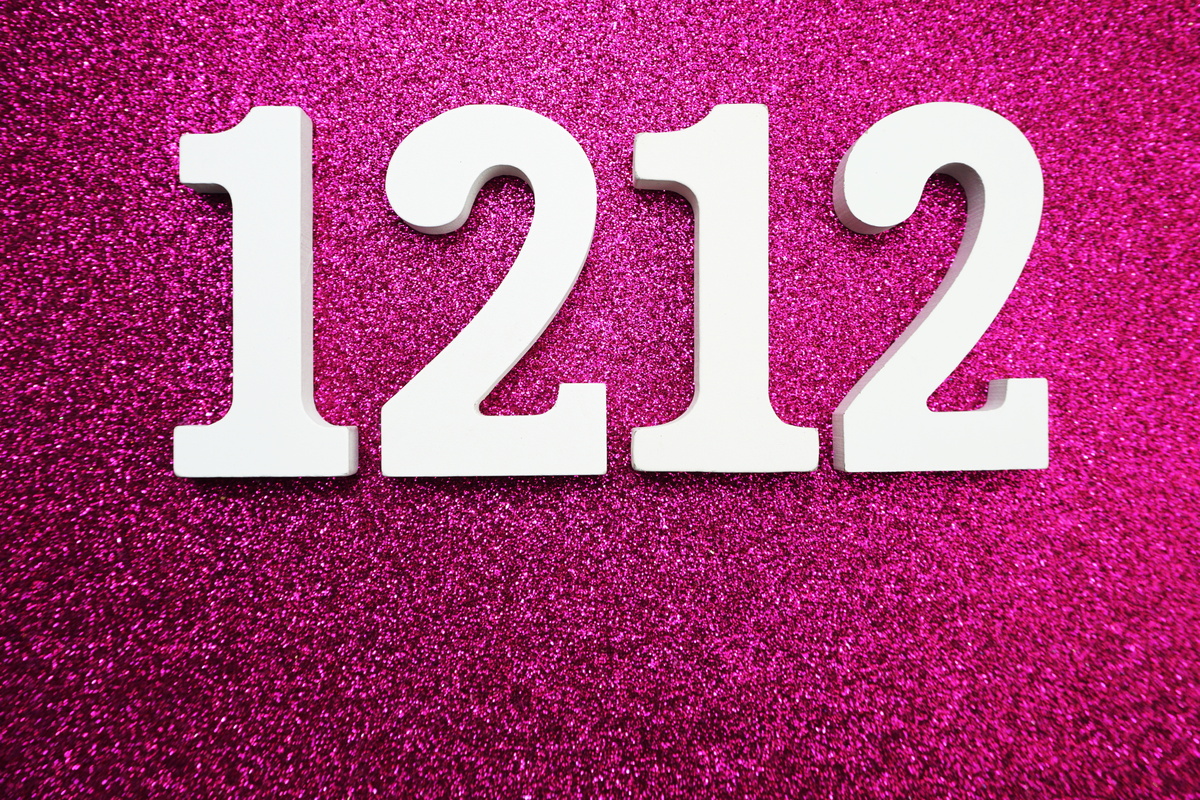 Número 1212 em fundo rosa