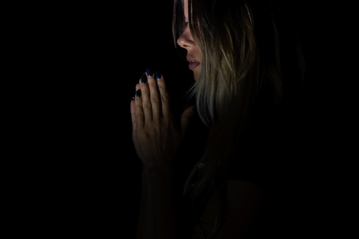 Mulher rezando oração para ex voltar rastejando