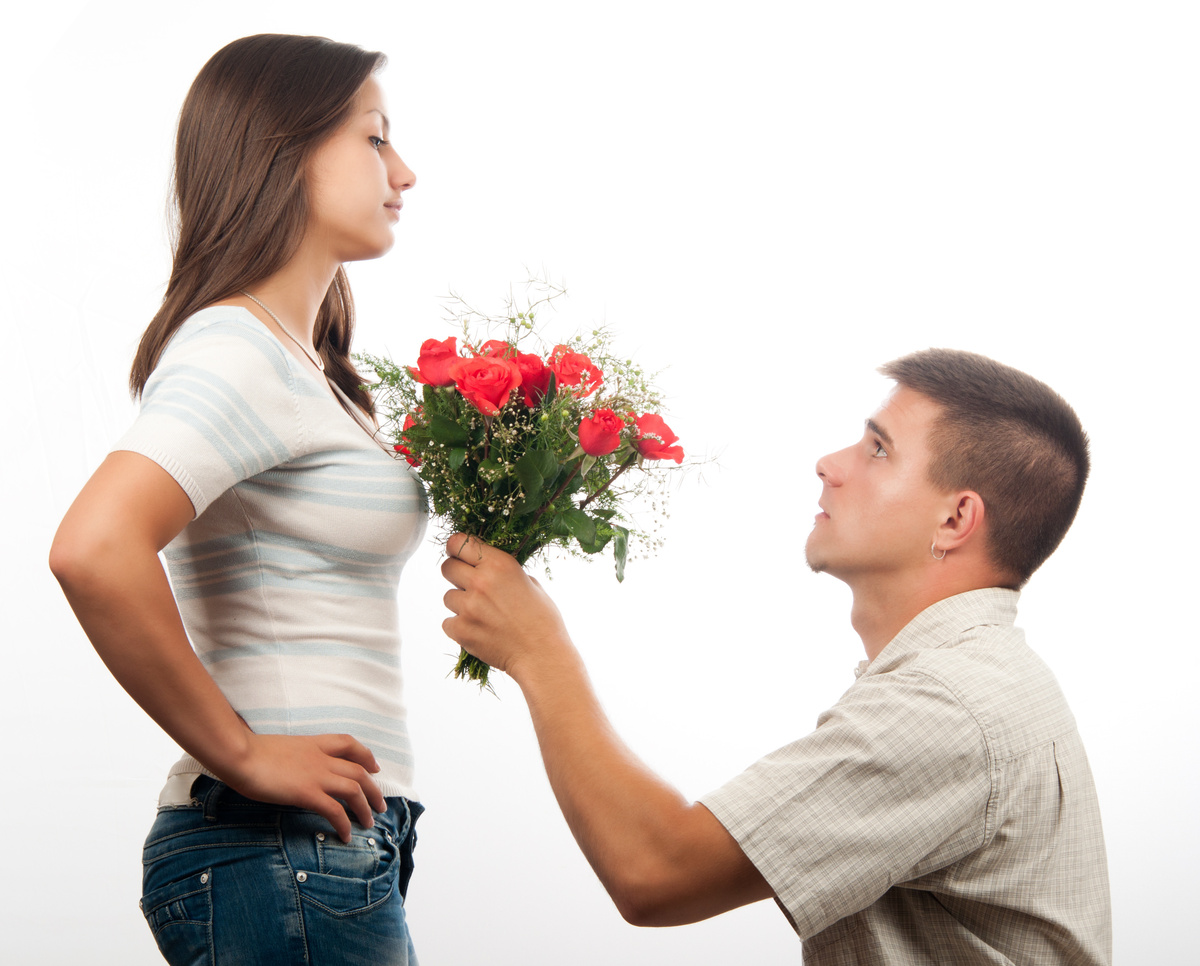 Ex-namorado arrependido dando flores à namorada