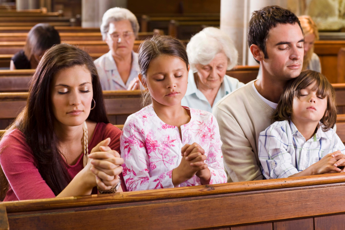 Família e marido fazendo oração juntos