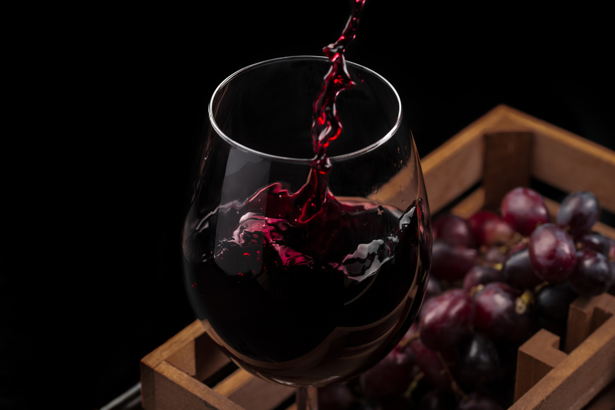 Un verre de vin à l'intérieur d'une boîte avec des raisins