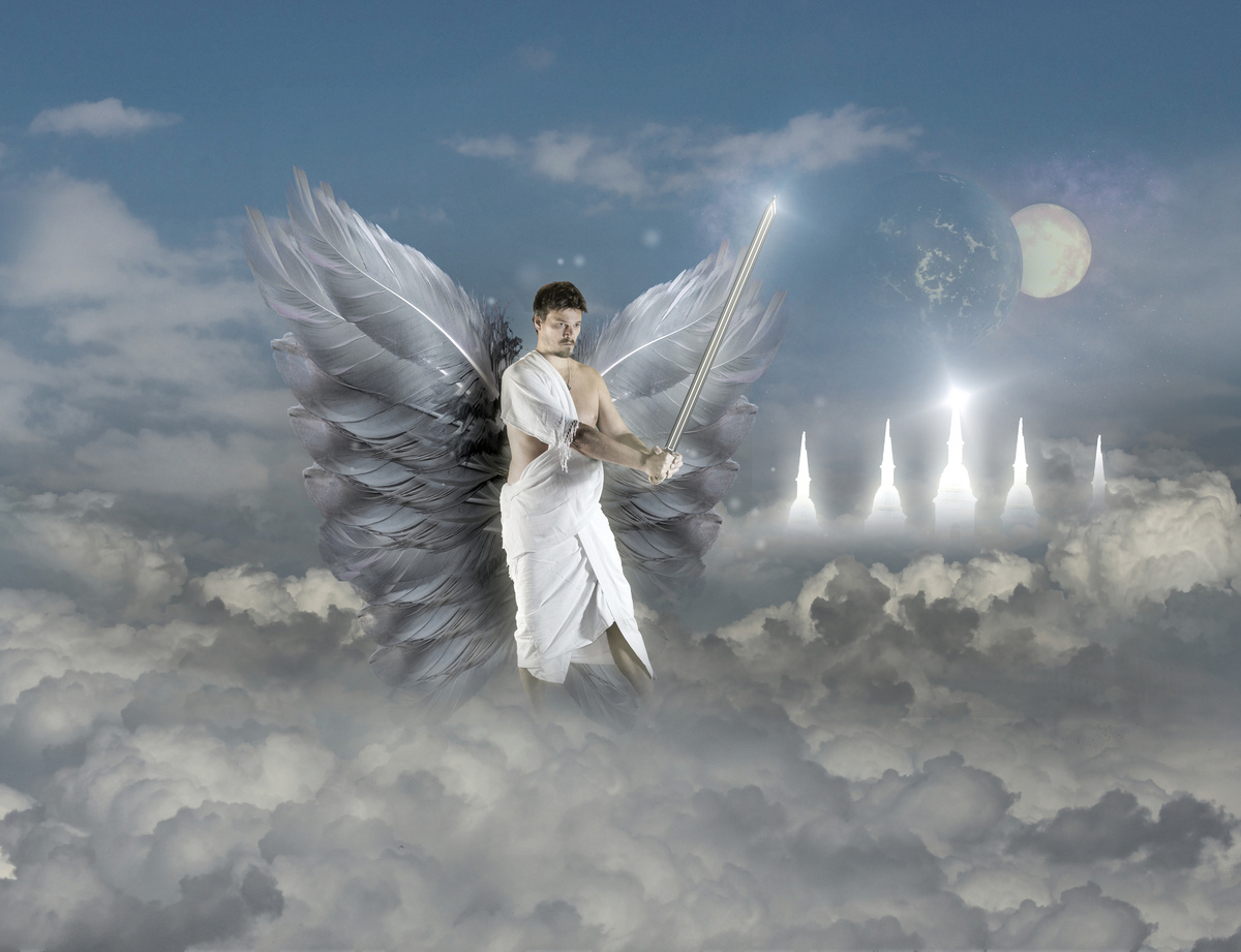Um homem com asas de anjo e espada nas mãos sob as nuvens