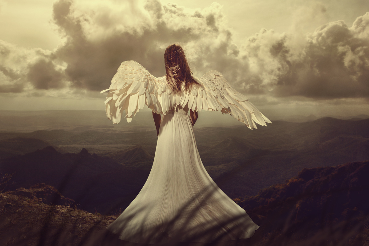 Mulher de vestido com asas de anjo