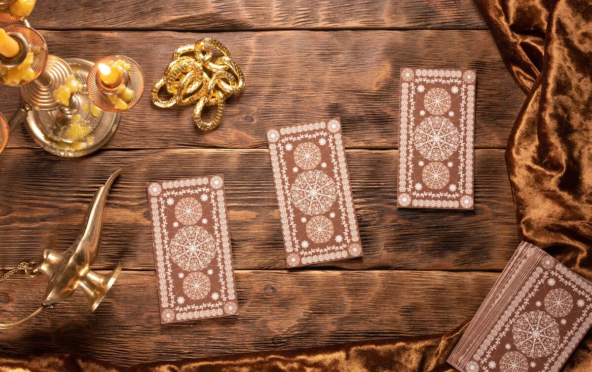 Cartas de Tarot colocadas sobre mesa de madeira.