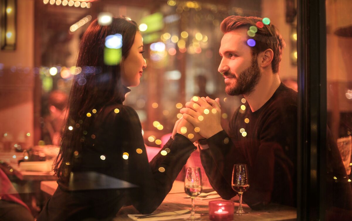 Homem e mulher em encontro em restaurante.