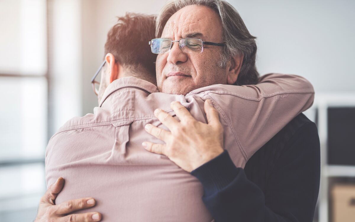 Homem abraçando seu pai.