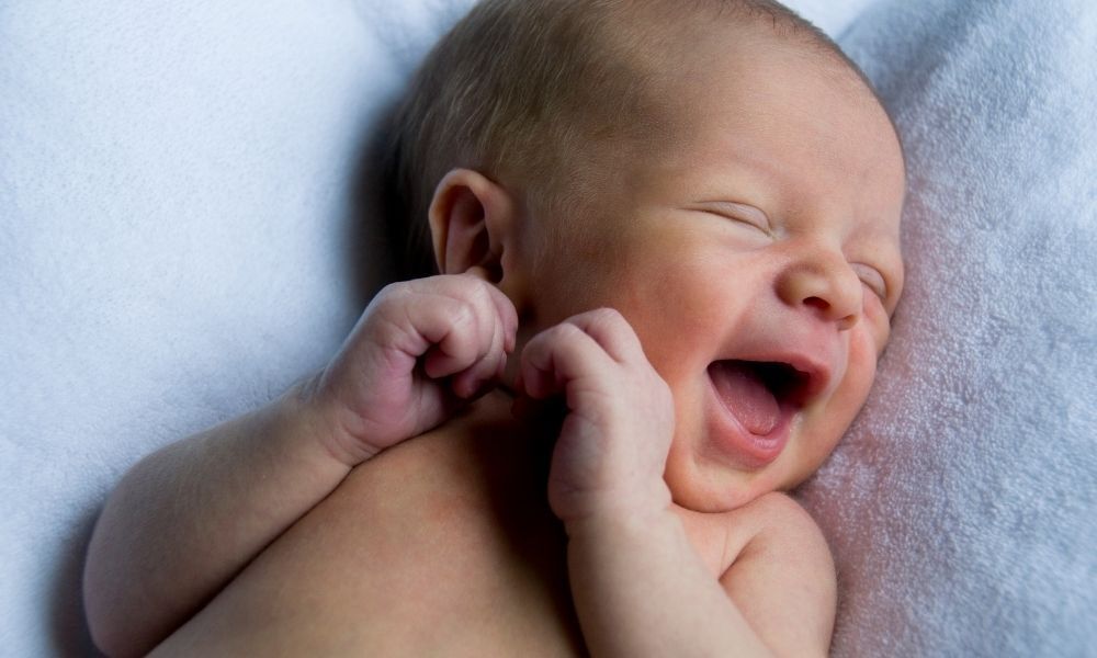 bebê recém-nascido sorrindo