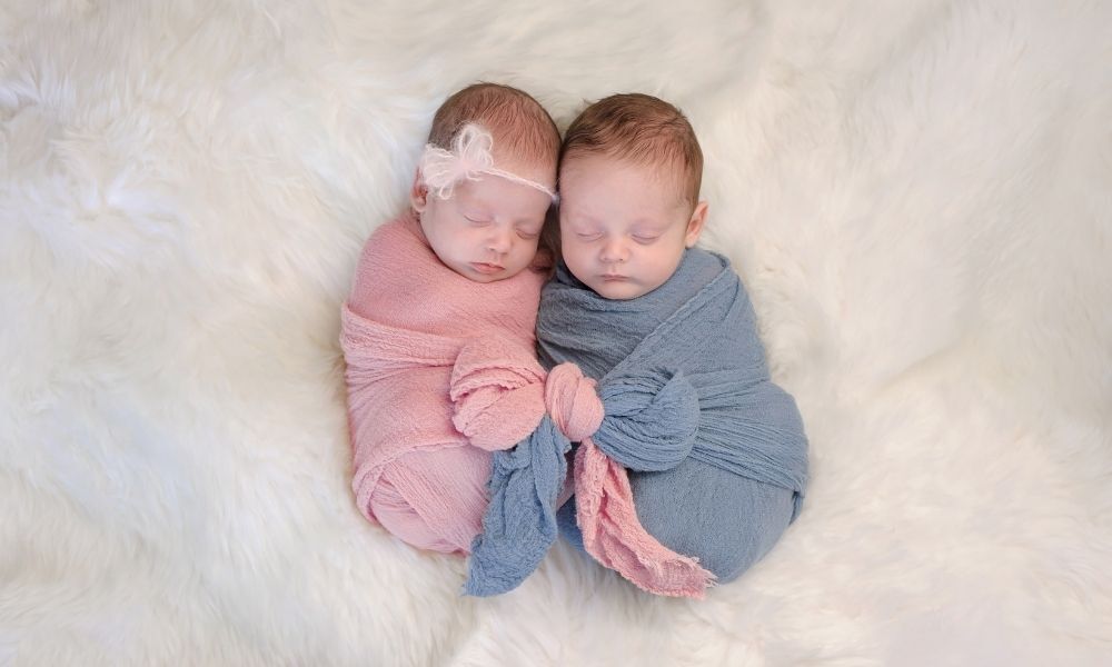 bebês recém-nascidos gêmeos