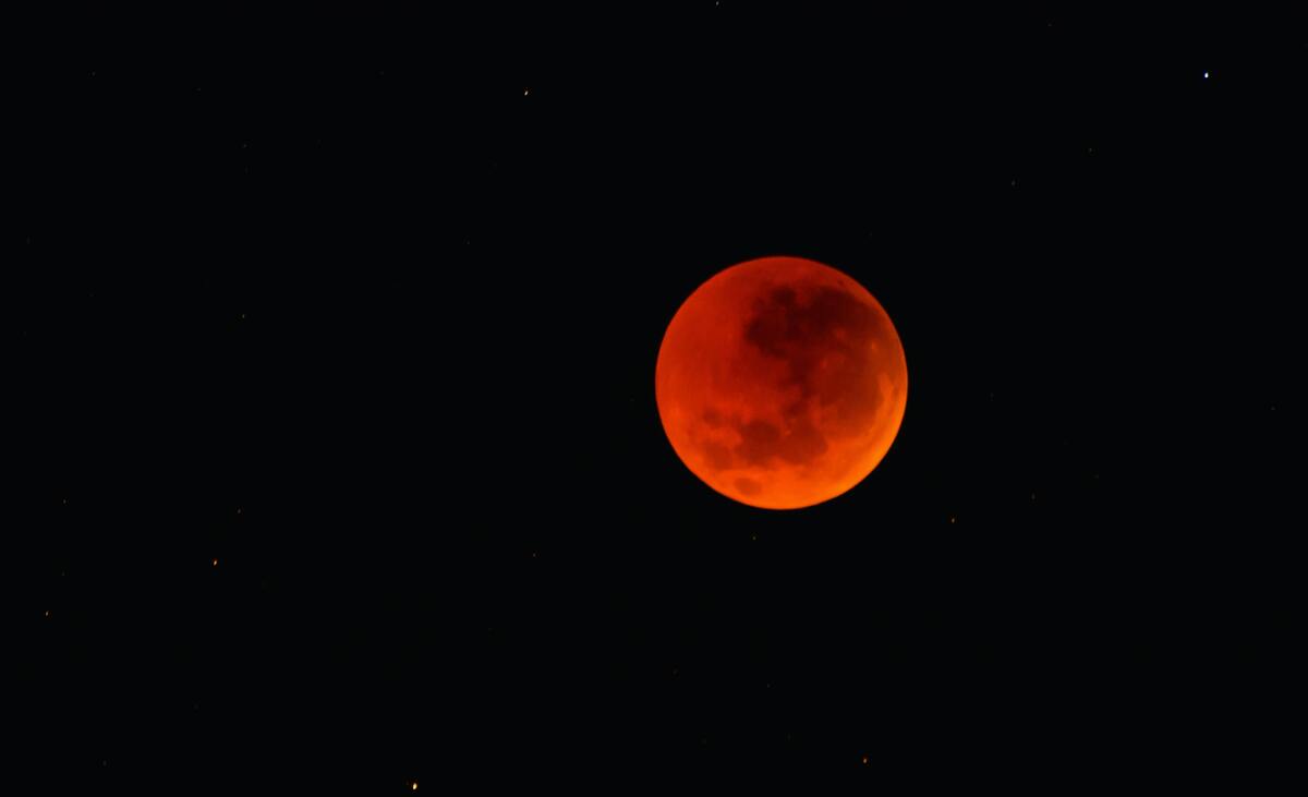 Eclipse lunar laranja.