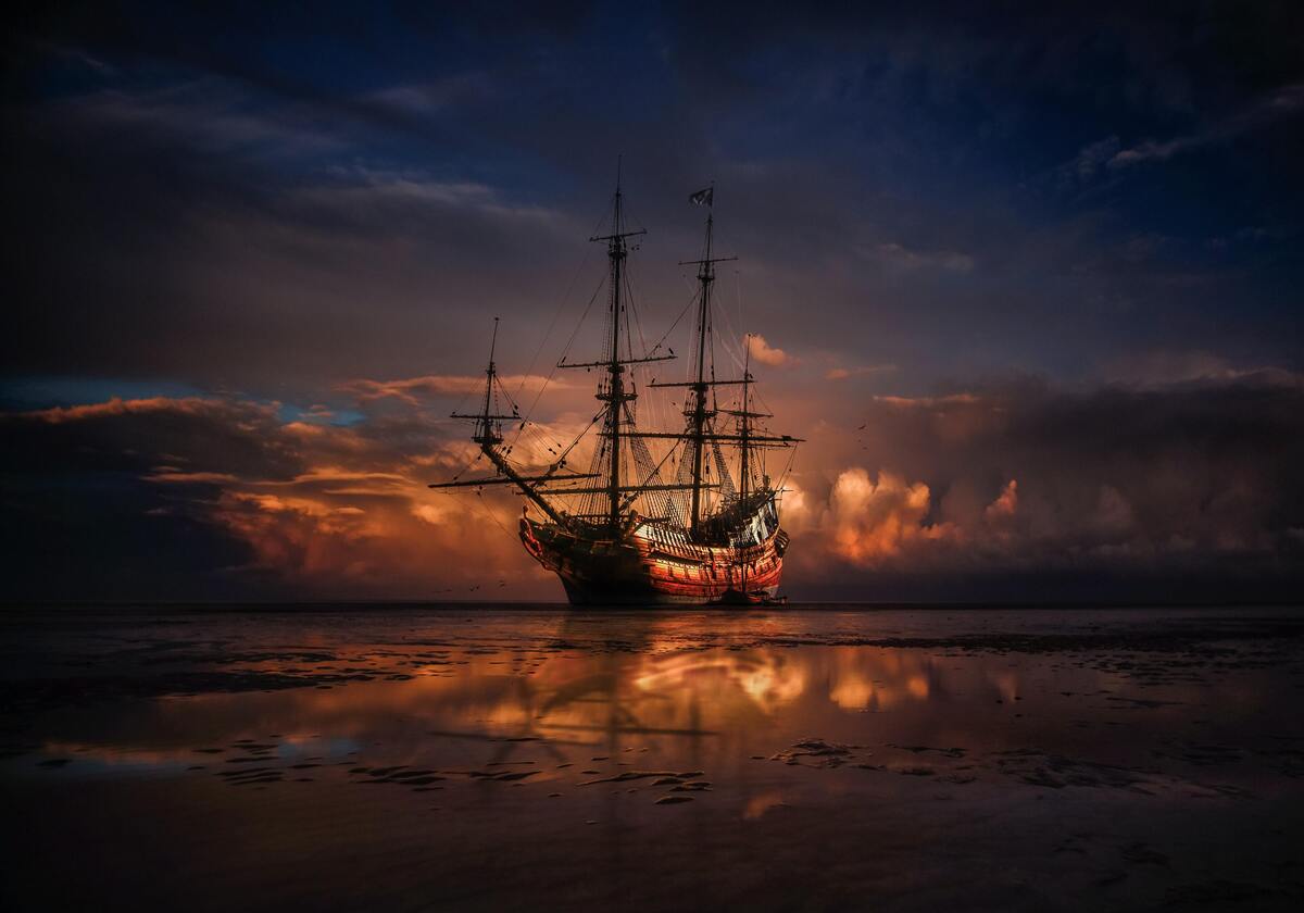 Navio pirata no mar, visto da praia.