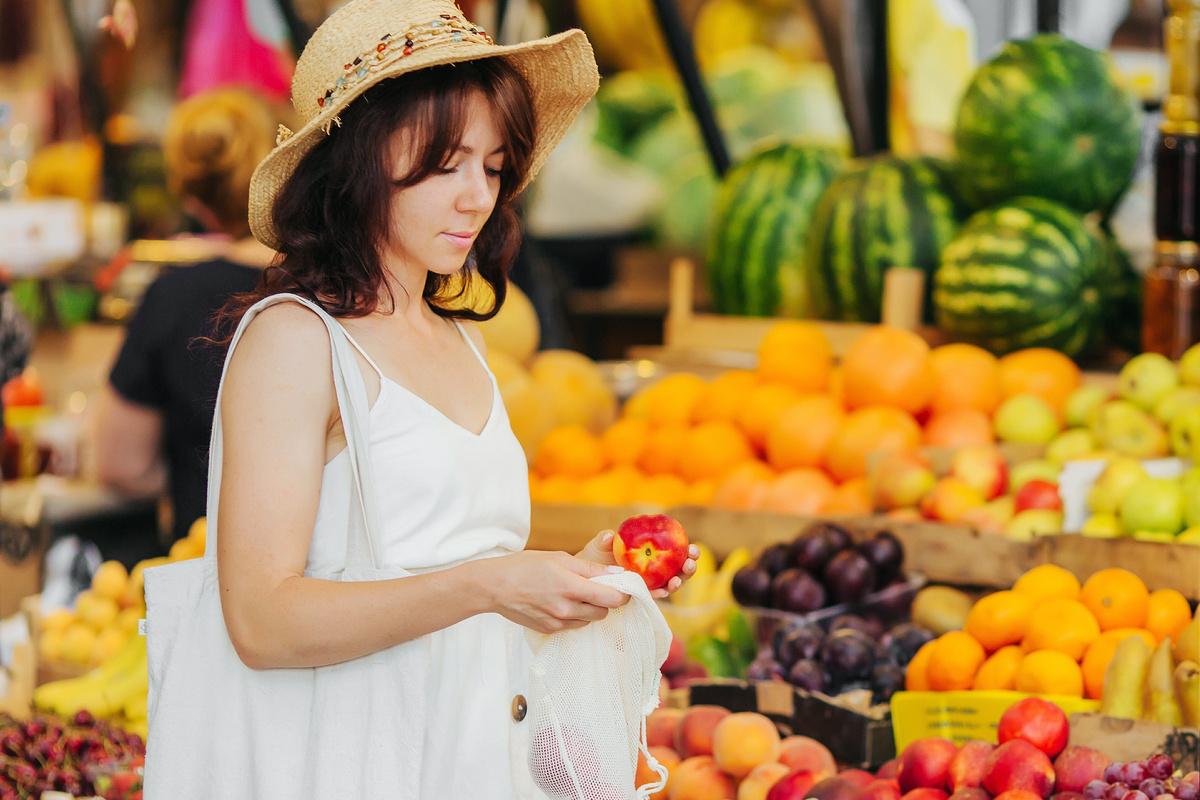 Mulher comprando frutas