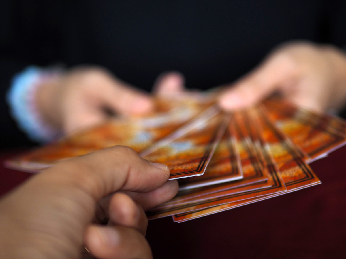Mão masculina tirando cartas de tarot