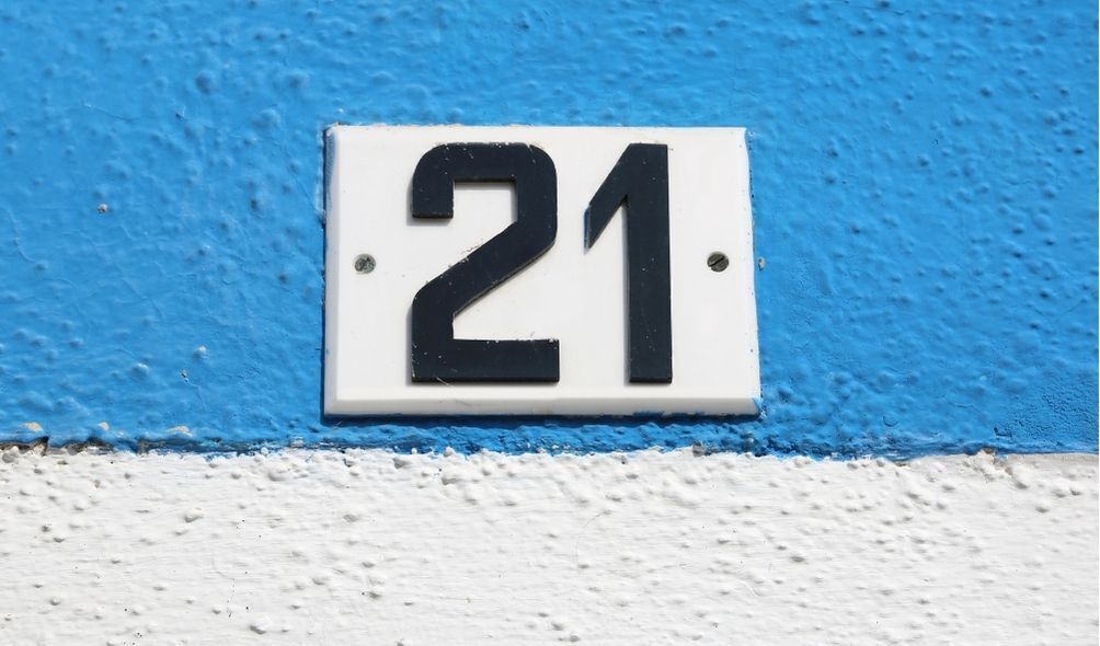 Número 21 em fundo azul