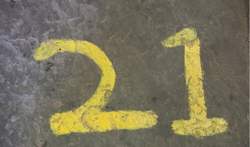 Número 21 escrito em amarelo