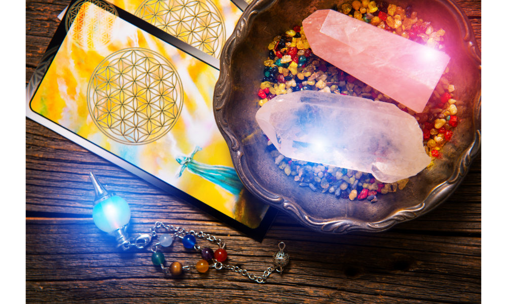 Cartas de tarot e duas pedras coloridas sobre uma mesa