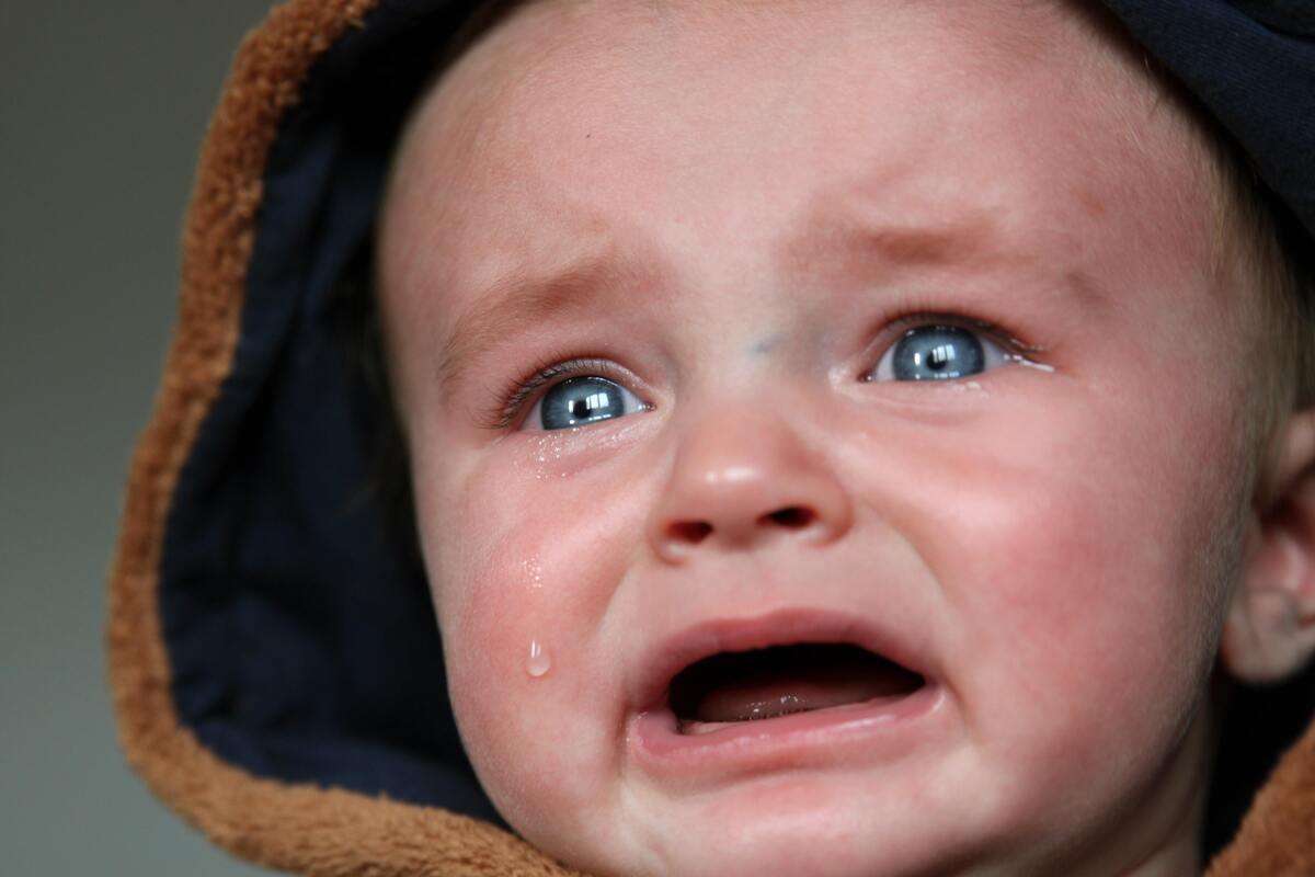 Um bebê chorando