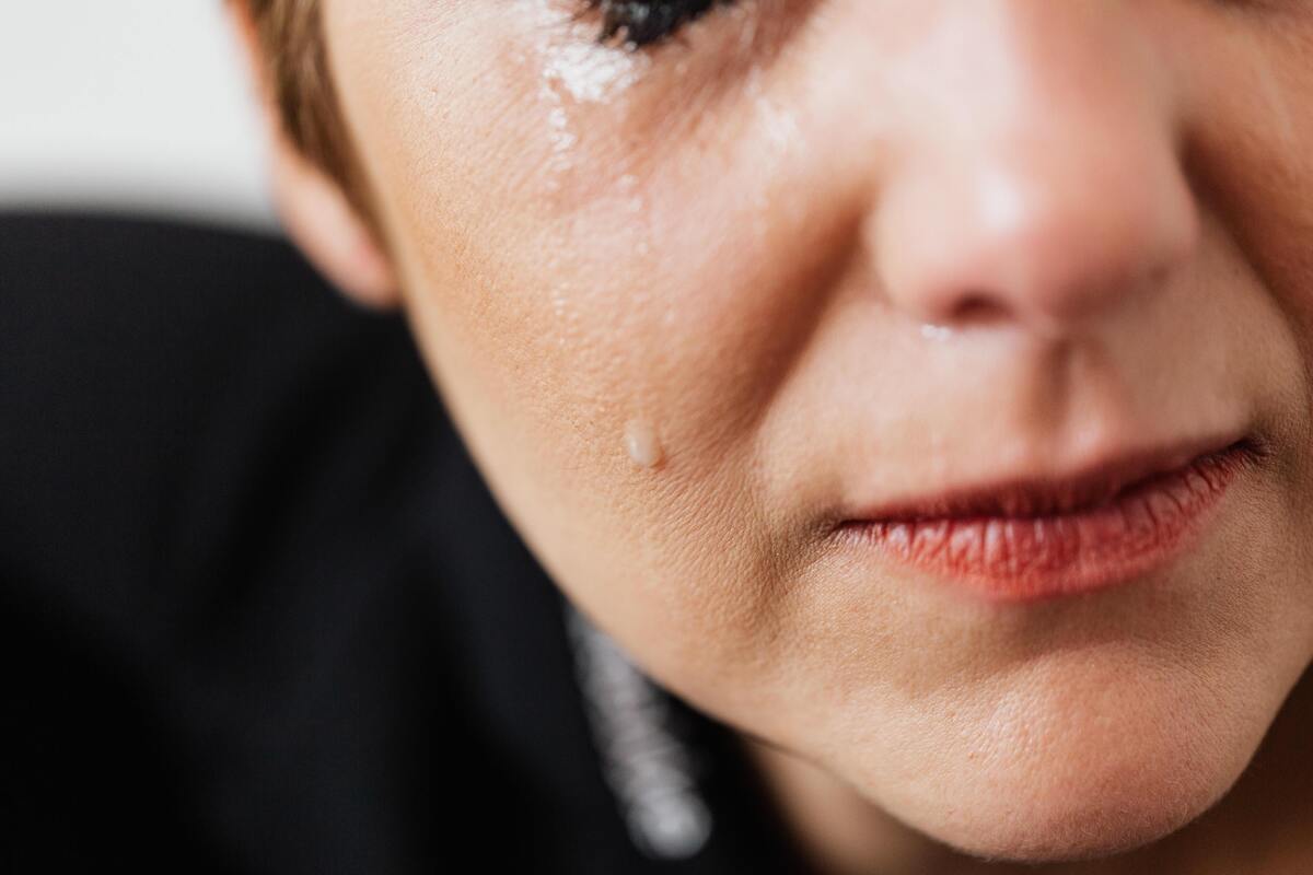 Uma mulher chorando