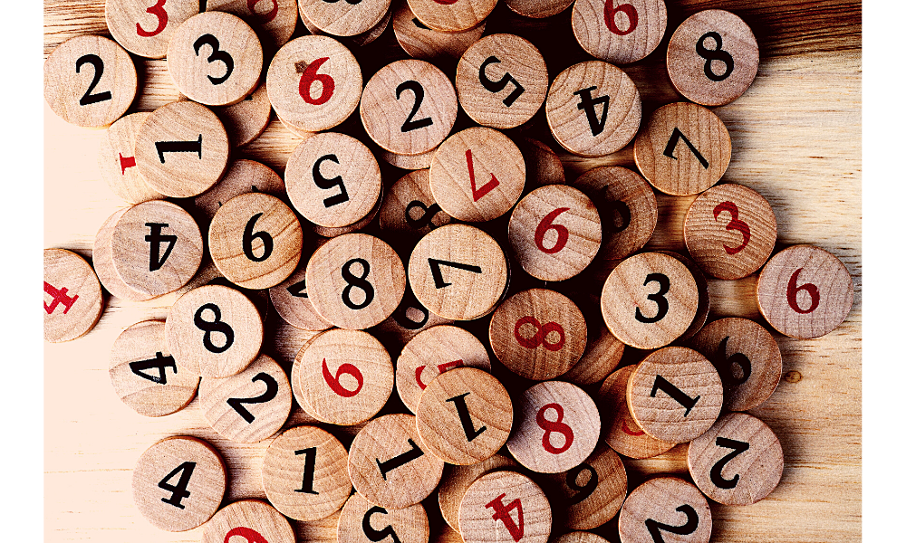 Pilha de números em preto e vermelho em objetos de madeira