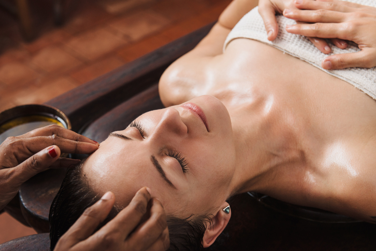 Mulher relaxada com massagem ayurvédica