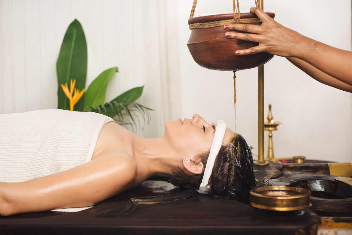 Técnica com óleos da massagem ayurvédica