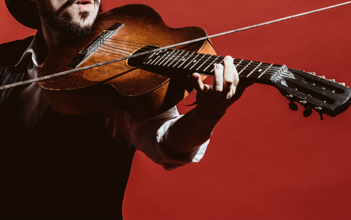 Homem tocando violino, instrumento de Cigano Wladimir.