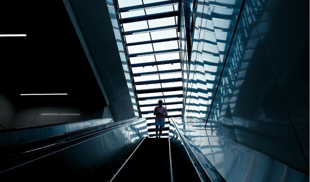 Imagem de uma pessoa na escada rolante