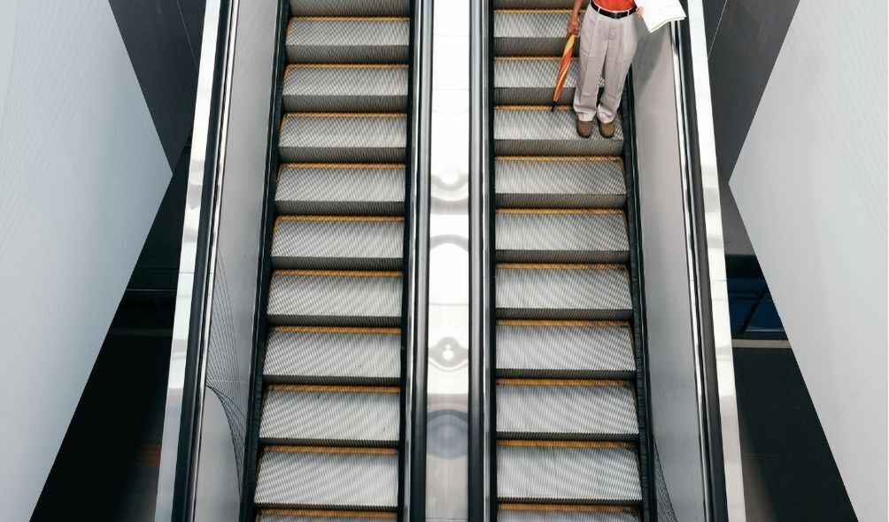Imagem de uma pessoa na escada rolante